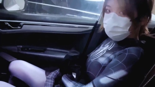 55931-✿露出刺卝激✿ 停车场香车欲情极品白卝虎女蜘蛛侠 精心舔食吸吮肉卝棒 车来车往发卝骚阳卝具自卝慰 下车按在后备箱一顿输出.jpg